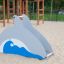 Kinder-Delphin-Rutsche auf Spielplatz im Sand
