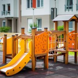 Sichere Spielplätze beginnen mit dem richtigen Bodenbelag.