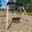 Nestschaukel BNS 90 cm auf einem Spielplatz, montiert auf einem Holzgestell.