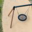Nestschaukel (BNS 90 cm) Spielplatzschaukel mit Netzsitz und Holzgestell auf Sandboden.