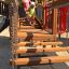 Kinder spielen auf einem Zitadelle Spielplatz mit Holztürmen und Hängebrücke.