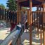 Kinder spielen auf Zitadelle Spielplatz mit Spieltürmen und Spiralrutschen.
