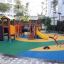 Bunter Alpha Barrierefreie Spielplatz mit Rutsche und Klettergerüst.