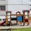 Barrierefreier Spielplatz Alpha mit Rutsche und Kletterelementen im Freien.