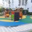 Alpha Barrierefreie Spielplatz mit Rutschbahn, Kletterwand und farbenfrohem Bodenbelag.