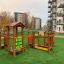 Spielplatz für Kinder mit Holzstrukturen und Spielen im Freien, Trixie Barrierefreie Spielplatz.