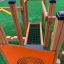 Holzspielplatzgerät Trixie Barrierefreie Spielplatz mit Kletterseil und orangefarbener Rutschtafel.