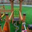 Barrierefreier Spielplatz mit Rutschbahn und Tic-Tac-Toe-Spiel
