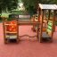 Bunter Trixie Barrierefreie Spielplatz mit Rutsche und Klettermöglichkeiten auf einem sicheren Gummi