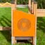 Trixie Barrierefreie Spielplatz mit orangefarbenem Spielpaneel und Holzstruktur auf grünem Rasen