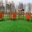 Kinderspielplatz Trixie Barrierefreie mit Spielturm und interaktiven Spieltafeln auf grünem Kunstras