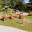 Barrierefreier Trixie Spielplatz für Kinder im Freien mit Rutsche und Kletterelementen.