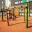 Spillikins Klettergerüst aus Holz auf einem Spielplatz.