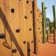 Holzwand von Spillikins Klettergerüst mit Klettergriffen im Freien.