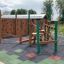 Spillikins Klettergerüst auf einem Spielplatz mit rutschfesten Bodenplatten.