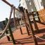 Seilbrücke auf einem Spielplatz mit Holzpfosten und Tauwerk, Spillikins Klettergerüst.