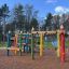 Buntes Wachsmalstifte Klettergerüst auf einem Spielplatz