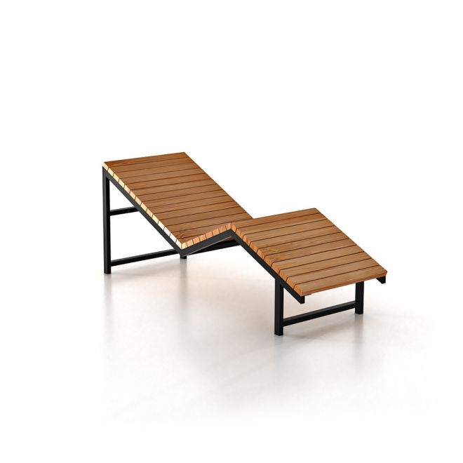 Saint Tropez Liegestuhl mit verstellbarem Fußteil aus Holz und schwarzen Metallrahmen.