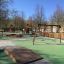 Doppelt Schaukel mit zwei Sitzen auf einem modernen Spielplatz in einem Park.
