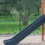 Spiel Ecke Klettergerüst mit Rutsche auf einem Spielplatz.