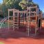 Axel Kletteranlage mit Kletterwand und Rutsche auf einem Spielplatz