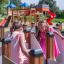 Kinder spielen auf einem Ariadne Labyrinth Spielplatz.