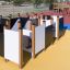 Ariadne Labyrinth Spielplatzgerät im Freien auf buntem Boden.