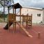 Holzspielplatz Triangle Spielturm mit Rutsche auf roter Gummimatte