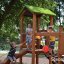 Kinder spielen auf einem Triangle Spielturm mit Rutsche im Garten.