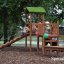 Kinder spielen auf einem Triangle Spielturm mit Rutsche im Freien.
