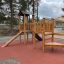 Holzspielgerät Triangle Spielturm mit Rutsche auf einem Spielplatz
