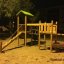Holzspielgerät Triangle Spielturm mit Rutsche und Kletternetz auf einem Sandplatz