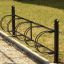 Schwarzer Fahrradständer für 5 Fahrräder im Freien.