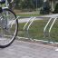 Fahrradständer Reihenparker für 4 Fahrräder im Außenbereich, teilweise mit einem grünen Fahrrad best
