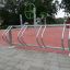 Fahrradständer Reihenparker für 4 Fahrräder auf Kopfsteinpflasterplatz.