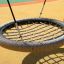 Nestschaukel auf Spielplatz mit stabilen Aufhängegurten und sicherem Netz.