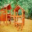 Sennerhüte Spieltürme aus Holz mit Brücke und Kletterelementen für den Spielplatz.