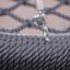 Nahaufnahme eines Karabinerhakens an einem grauen Seil für die Nature Swing Frame BNS+1 Schaukel.