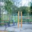 Outdoor-Fitnessgerät Baren II für Kraft- und Balancetraining in einem öffentlichen Park.