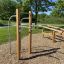 Spielgerät Baren II auf einem Spielplatz mit Holz- und Metallstruktur.