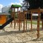 Eragon Spielanlage mit Tunnel und Rutsche auf einem Sandspielplatz