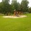 Eragon Spielanlage mit Tunnel und Rutsche auf einem Spielplatz im Grünen.