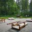 Holz-Spielgeräte von Platform 180 in einem natürlichen Parkumfeld.
