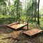 Holz-Plattform Platform 180 im Wald für Outdoor-Aktivitäten.