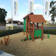 Holzspielhaus Omas Spielhaus im Freien auf einem Sandplatz.