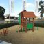 Holzspielhaus Omas Spielhaus im Freien auf einem Sandplatz.
