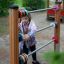 Mädchen spielt mit Abakus Spielgerät auf einem Spielplatz.