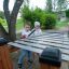 Kinder spielen auf einem Outdoor-Xylophon im Park.