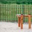 Holz-Xylophon für Kinder auf einem Spielplatz mit Sandboden.