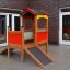 Buntes Spielhaus aus Holz mit Rutsche und Kletterrampe für Kinder.